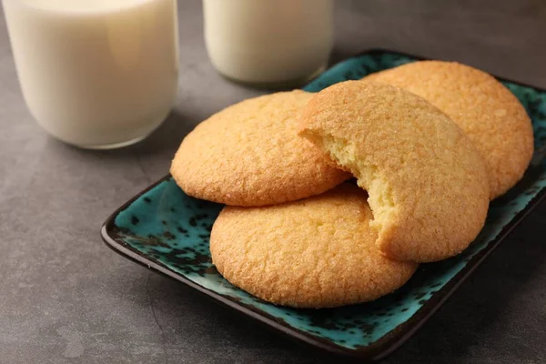 Смачне Данське Масло Печиво Молоко Сірому Столі Крупним Планом — стокове фото