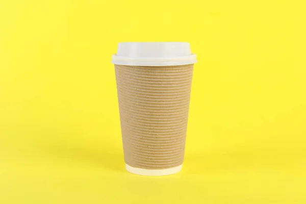 Papierbecher Mit Plastikdeckel Auf Gelbem Hintergrund Coffee — Stockfoto