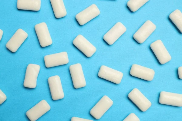 Witte Kauwgom Blauwe Achtergrond Plat Gelegd — Stockfoto