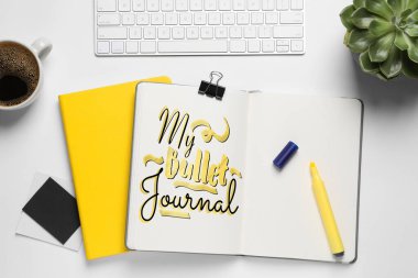 Verimliliğini arttır. Sözcüklerle dolu bir defter. Kurşun günlüğüm, klavyem, bitkim ve fincanım beyaz masanın üzerinde, düz bir şekilde yatıyordu.