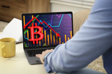Bitcoin çöküşü. Evdeki dizüstü bilgisayarda şifreli para birimlerini kontrol eden tüccar, yakın plan.