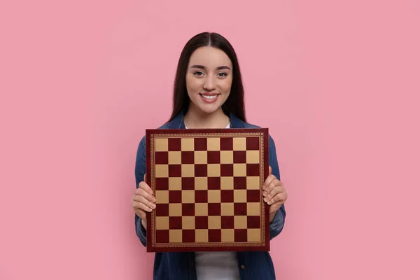 Счастливая Женщина Шахматной Доской Розовом Фоне — стоковое фото
