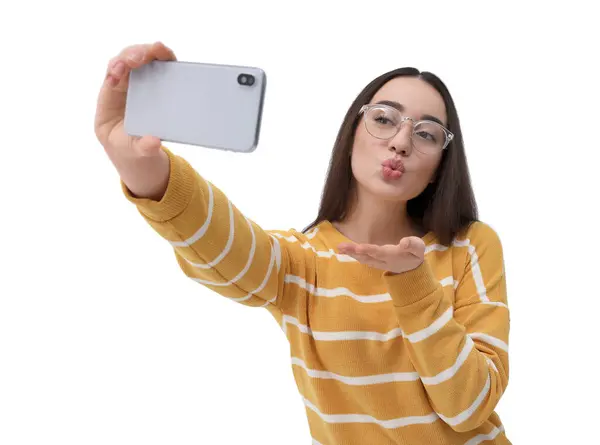 Jovem Mulher Tomando Selfie Com Smartphone Soprando Beijo Fundo Branco — Fotografia de Stock