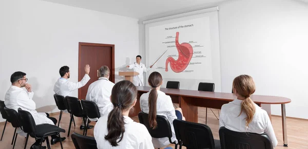 Gastroenteroloji Dersi Profesörler Doktorlar Konferans Odasında Mide Yapısı Olan Projeksiyon — Stok fotoğraf