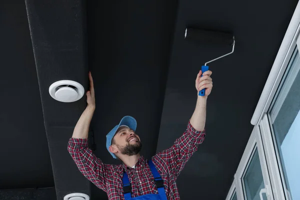 Работник Униформе Потолка Покраски Роликом Помещении Вид Низкого Угла — стоковое фото