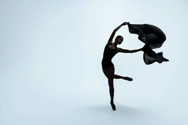 明るい背景に黒いベールダンスと美しいバレリーナ テキストのためのスペース ダンサーのダークシルエット — ストック写真