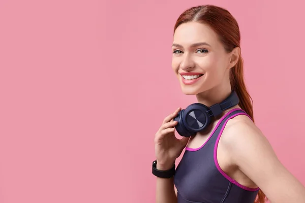 Mujer Ropa Deportiva Auriculares Sobre Fondo Rosa Espacio Para Texto —  Fotos de Stock