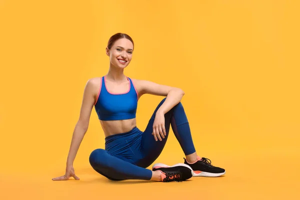 Sarı Arka Planda Spor Giyimli Genç Bir Kadın — Stok fotoğraf