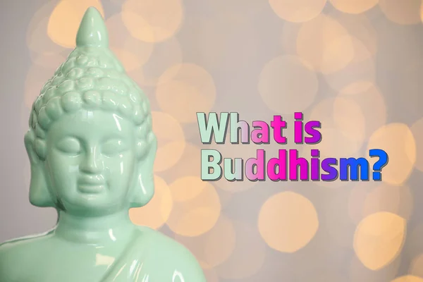 Buddha Staty Och Text Vad Buddhismen Mot Suddiga Ljus — Stockfoto