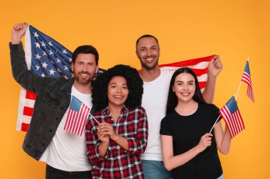 4 Temmuz - ABD 'nin Bağımsızlık Günü. Sarı arka planda Amerikan bayrakları olan mutlu arkadaşlar
