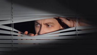 Pencereden bakan endişeli bir adam karanlığa doğru kör olur. Paranoya kavramı