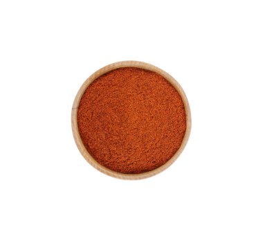 Beyaz üzerine izole edilmiş aromatik kırmızı biber tozu dolu bir kâse.