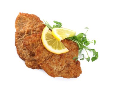 Limonlu lezzetli şnitzeller ve beyaz arka planda mikro yeşiller.