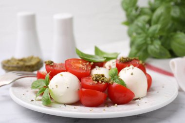 Domatesli Caprese salatası, mozzarella köftesi ve fesleğen.