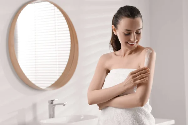Ευτυχισμένη Γυναίκα Εφαρμογή Κρέμα Σώματος Στο Χέρι Στο Μπάνιο Χώρος — Φωτογραφία Αρχείου