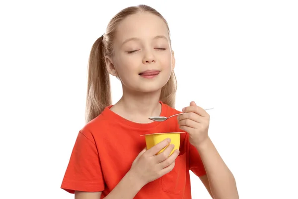 可爱的小女孩在白色背景下享受美味的酸奶 — 图库照片