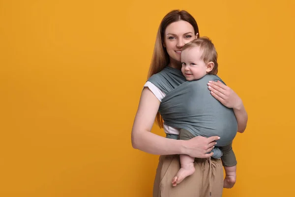 Mor Hålla Sitt Barn Baby Wrap Orange Bakgrund Plats För — Stockfoto