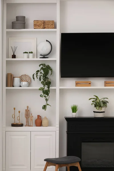 Stilvolle Regale Mit Dekorativen Elementen Und Zimmerpflanzen Der Nähe Weißer — Stockfoto