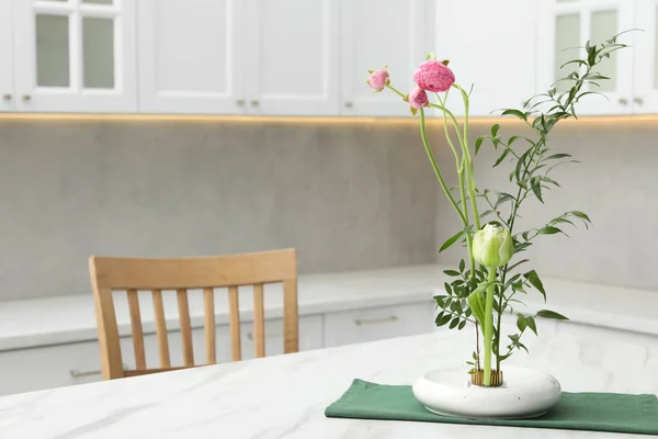 Arte Ikebana Lindas Flores Cor Rosa Ramo Verde Carregando Atmosfera — Fotografia de Stock