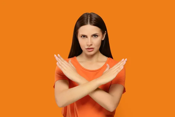 Frau Mit Gekreuzten Händen Auf Orangefarbenem Hintergrund Geste Des Stopps — Stockfoto