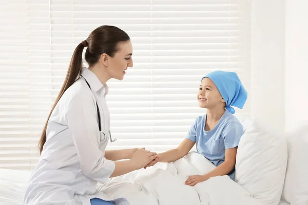 Καρκίνος Της Παιδικής Ηλικίας Γιατρός Και Ασθενής Στο Νοσοκομείο — Φωτογραφία Αρχείου