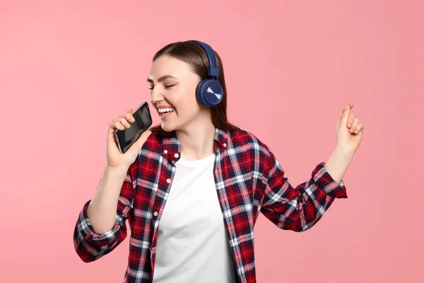 Щаслива Жінка Навушниках Насолоджується Музикою Танцями Смартфоном Рожевому Фоні — стокове фото