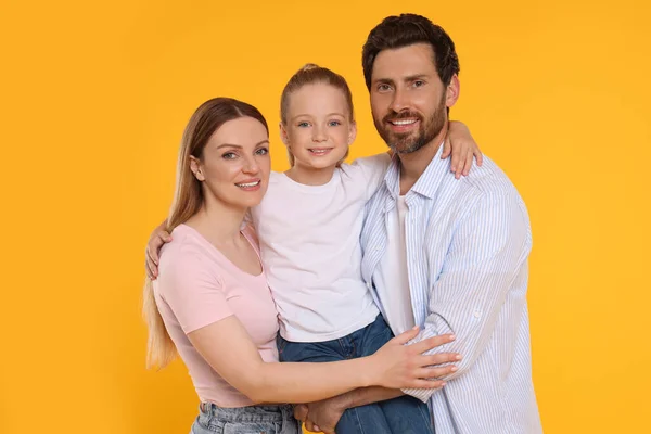 Retrato Família Feliz Fundo Laranja — Fotografia de Stock
