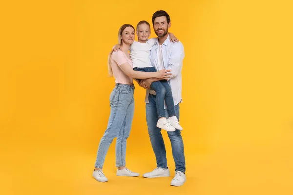 Retrato Familia Feliz Sobre Fondo Naranja — Foto de Stock