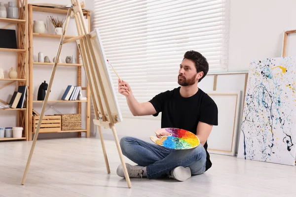 Hombre Pintando Estudio Usando Caballete Para Sostener Lienzo —  Fotos de Stock