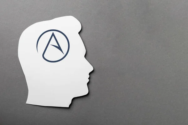Gri Arka Planda Ateizmin Sembolü Olan Kağıt Insan Kafası Üst — Stok fotoğraf
