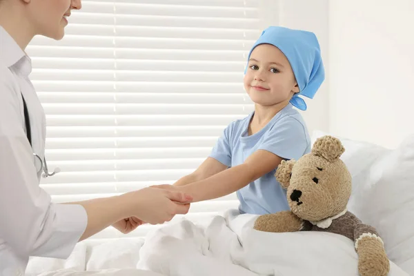 Cancro Infância Médico Pequeno Paciente Hospital — Fotografia de Stock