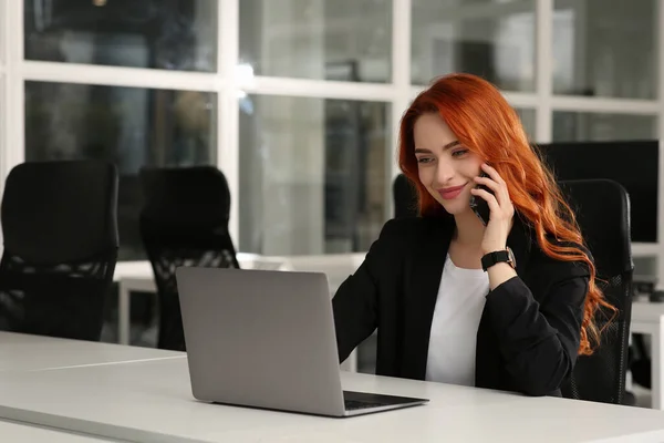 Mujer Feliz Hablando Teléfono Inteligente Mientras Trabaja Con Ordenador Portátil — Foto de Stock
