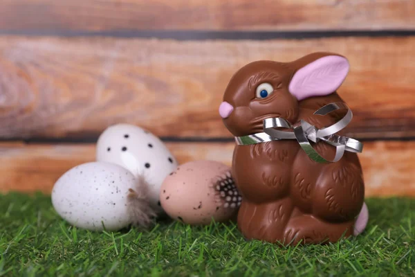 Paasfeest Leuke Chocolade Konijntje Beschilderde Eieren Gras Tegen Houten Achtergrond — Stockfoto