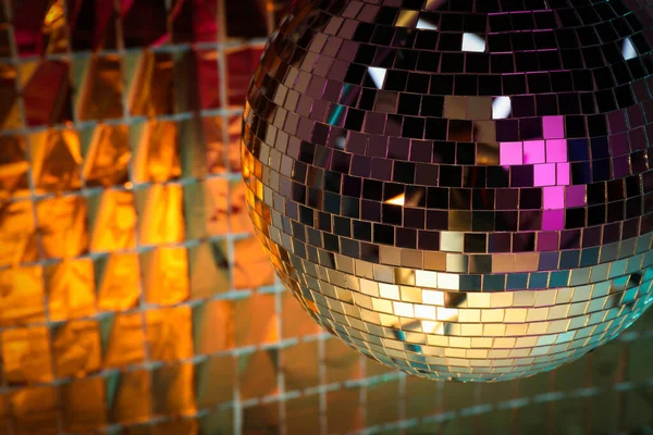 Glanzende Discobal Tegen Folie Partygordijn Onder Oranje Licht Ruimte Voor — Stockfoto