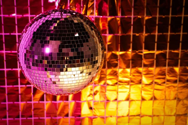 Glanzende Discobal Tegen Folie Partygordijn Onder Roze Oranje Licht Ruimte — Stockfoto