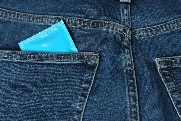 Verpacktes Kondom Jeanstasche Nahaufnahme Sicherer Sex — Stockfoto