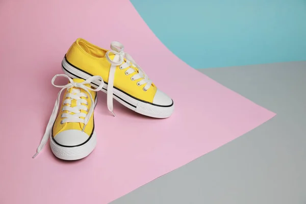 黄色经典老式学校运动鞋搭配的色彩背景 案文的篇幅 — 图库照片