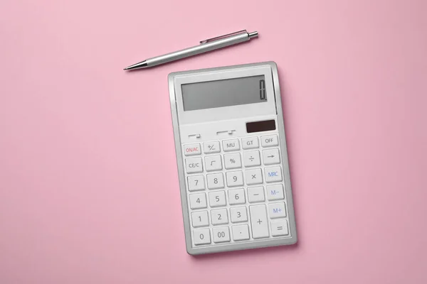 Taschenrechner Und Stift Auf Rosa Hintergrund Flach Gelegt — Stockfoto