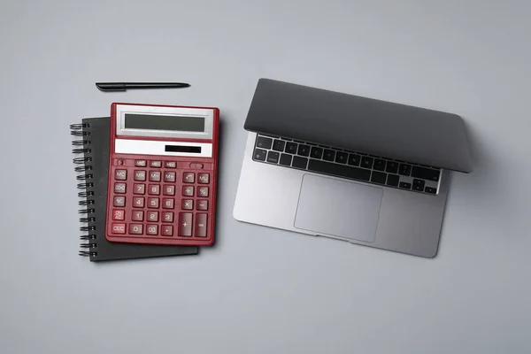 Kalkulator Laptop Notatnik Długopis Jasnoszarym Tle Płaski Leżak — Zdjęcie stockowe