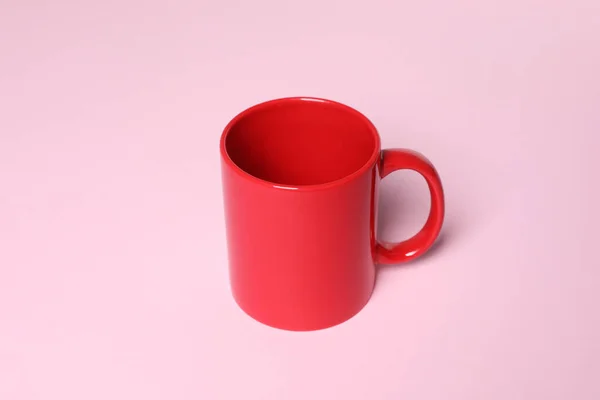 Une Tasse Céramique Rouge Sur Fond Rose — Photo