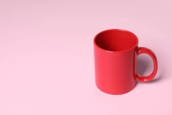 Röd Keramikmugg Rosa Bakgrund Utrymme För Text — Stockfoto