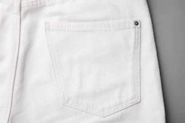 Witte Jeans Met Zak Grijze Achtergrond Bovenaanzicht — Stockfoto