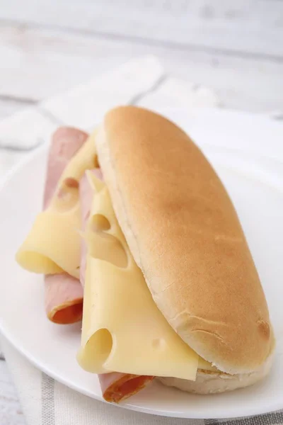 치즈와 식탁에 맛있는 샌드위치 클로즈업 — 스톡 사진