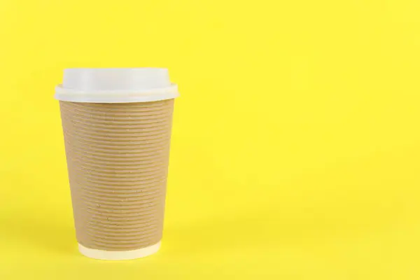 Kubek Papierowy Plastikową Pokrywą Żółtym Tle Miejsce Tekst Kawa Wynos — Zdjęcie stockowe