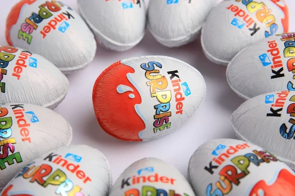 Sveti Vlas Bułgaria Czerwca 2023 Kinder Surprise Eggs Białym Tle — Zdjęcie stockowe