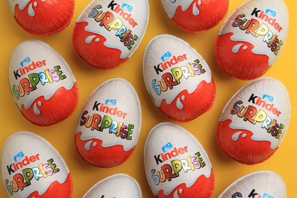 Sveti Vlas Bulharsko Června 2023 Kinder Surprise Eggs Orange Background — Stock fotografie