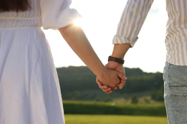 Romantisches Date Paar Händchenhalten Freien Nahaufnahme — Stockfoto