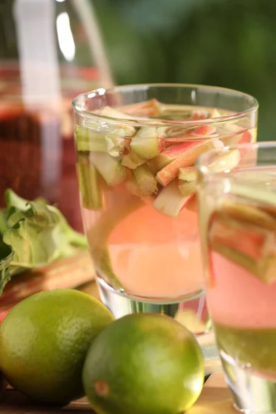 Ποτήρια Από Νόστιμο Κοκτέιλ Ραβέντι Και Φρούτα Lime Στο Τραπέζι — Φωτογραφία Αρχείου