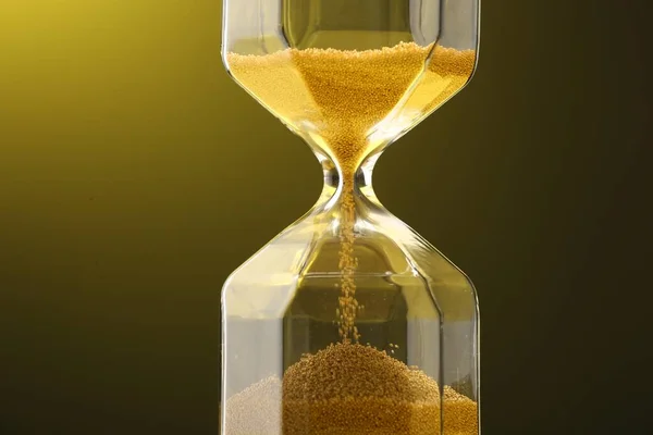 Пісочний Годинник Золотим Піском Кольоровому Фоні Крупним Планом — стокове фото