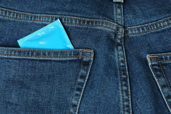 Verpacktes Kondom Jeanstasche Nahaufnahme Sicherer Sex Stockbild